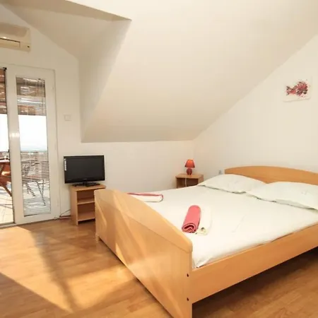 Studio Komiza 8911b * Vis